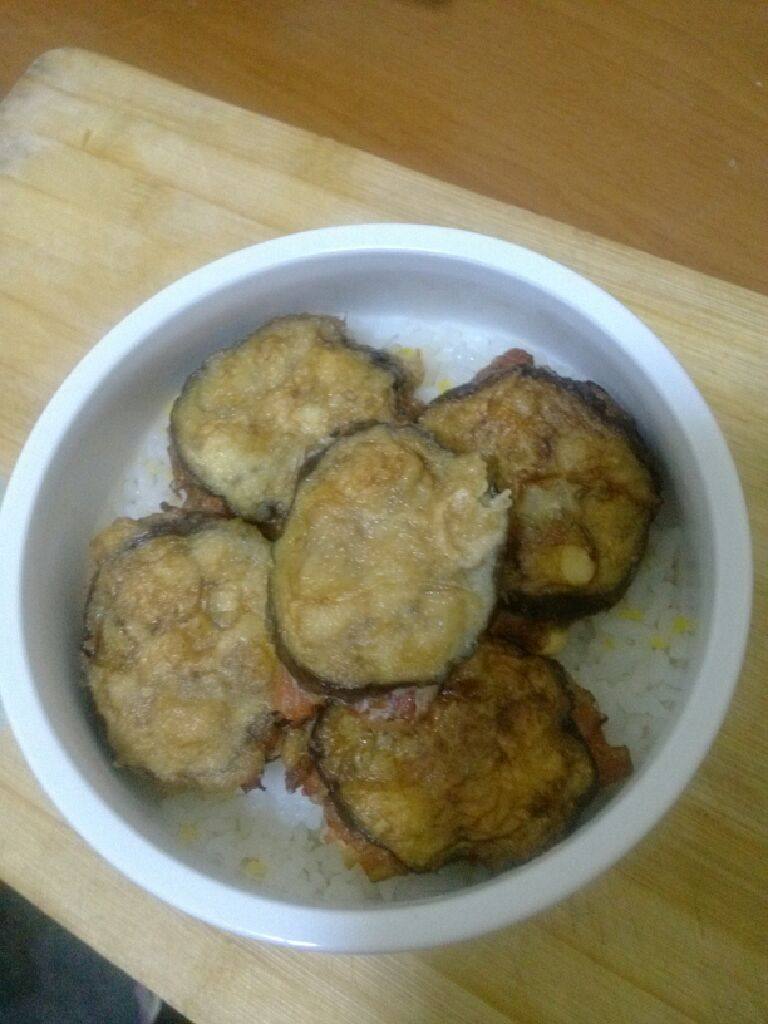 胡萝卜茄饼,锅内油热了以后,换成小火,茄子一个一个的放下去煎,因为有鸡蛋和面粉的缘故,开缝的茄子会被煎成一个一个的饼饼,里面的胡萝卜馅儿不会跑出来。煎到茄子变色后起锅
