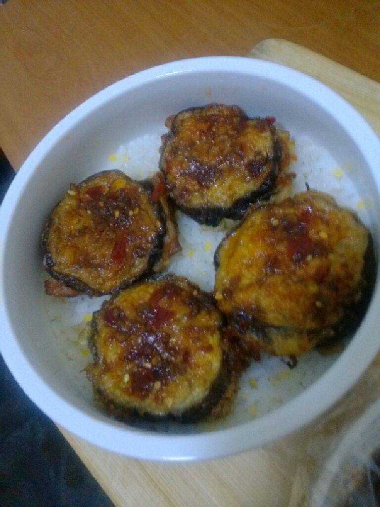 胡萝卜茄饼,把香辣醬撒在茄饼上,那个香飘飘呀~正在写这个菜谱的我,口水都快流出来了~