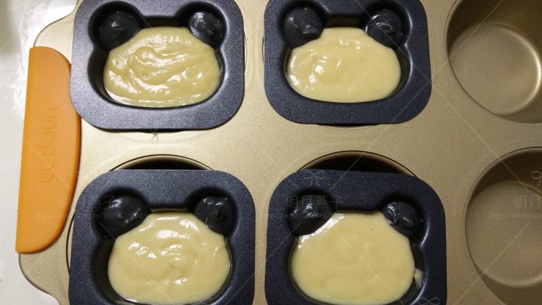 小熊棒棒糖蛋糕, 把黑色面糊挤入模具的耳朵部位,其余挤入原色面糊。
