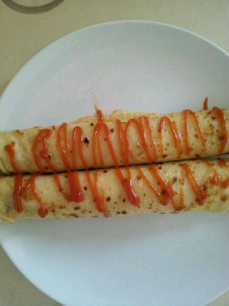 培根鸡蛋卷,将鸡蛋饼摊开把培根包入，轻轻卷起。可以挤上你爱吃的酱，美味的培根鸡蛋卷就出炉了，一口咬下去，那个香。。。。