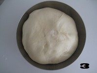 柔软可爱小面包——【肉松海苔小狮子面包】,待面团发酵至原体积的2—2.5倍大时,发酵完成。