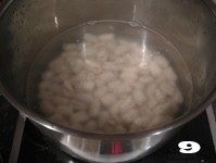 乾隆爱吃的名点在家就能做【羊肉烩猫耳】,冷水入锅,烧开后放入麻食,大火煮开,中间加1—2次水将麻食煮熟。