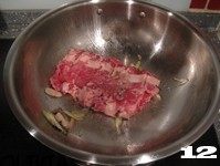 乾隆爱吃的名点在家就能做【羊肉烩猫耳】,放入羊肉片,淋少许<a style='color:red;display:inline-block;' href='/shicai/ 718'>料酒</a>快炒。