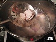 孩子们爱不释“口”的【酱肉猪仔包】,切好的肉块冷水入锅,大火将肉块焯一遍水。