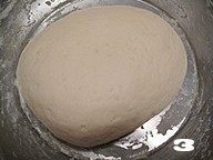 孩子们爱不释“口”的【酱肉猪仔包】,揉成光滑的面团,盖上保鲜膜保持面皮表面湿润,进行发酵。冬季发酵时间较长(2—3小时),可提前做准备。