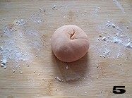 孩子们爱不释“口”的【酱肉猪仔包】,取一小块发酵好的面团,案板上铺一层薄面粉,轻揉面团,加入少量<a style='color:red;display:inline-block;' href='/shicai/ 734'>腐乳</a>,揉成粉色面团用来制作小猪的耳朵和鼻子。