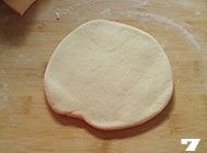 孩子们爱不释“口”的【酱肉猪仔包】,取其中一块,轻揉成型。用擀面杖擀成薄面皮。