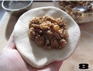 孩子们爱不释“口”的【酱肉猪仔包】,在面皮中央加入适量酱肉馅,收口并捏合。