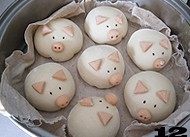 孩子们爱不释“口”的【酱肉猪仔包】,按上述方法依次制作其他猪仔包。完成后静置30分钟左右,让面皮二次发酵。冷水入锅,锅开后蒸十二分钟即可关火。
