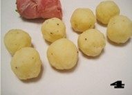 美味快手菜——【培根土豆蔬菜卷】,带一次性手套,取适量土豆泥在虎口中挤出球形。