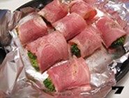 美味快手菜——【培根土豆蔬菜卷】, 烤盘中放入锡纸,把准备好的培根土豆卷放入烤盘内,表面撒适量黑胡椒。