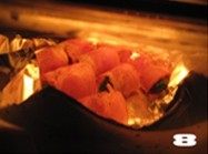 美味快手菜——【培根土豆蔬菜卷】,把培根土豆卷放入光波锅内。