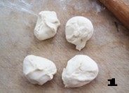 花样面食——【记忆中温柔的小刺猬】,发酵好的面,分成大小均匀的面团。