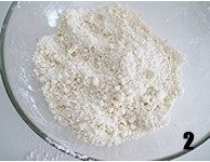 西式甜品店里少见的一种派【清香蜜瓜派】,双手揉搓黄油和面粉,直到搓匀,成为粗玉米粉的样子。