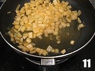 西式甜品店里少见的一种派【清香蜜瓜派】,稍稍翻炒后倒入细砂糖,继续翻炒。加入细砂糖后,蜜瓜丁会渐渐渗出大量水分。就着这些水,用小火慢慢的熬煮,直到蜜瓜丁变得较软。