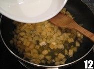 西式甜品店里少见的一种派【清香蜜瓜派】,蜜瓜丁煮软以后,把<a style='color:red;display:inline-block;' href='/shicai/ 512'>玉米淀粉</a>和水调匀倒入锅中,翻炒至馅料变得浓稠。