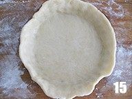 西式甜品店里少见的一种派【清香蜜瓜派】,把擀好的派皮铺在派盘上,用手轻压派皮,使派皮紧贴在派盘上。