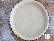 西式甜品店里少见的一种派【清香蜜瓜派】,用擀面杖在派盘上滚过,将多余的派皮切断。