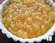 西式甜品店里少见的一种派【清香蜜瓜派】,在派盘里填入派馅。