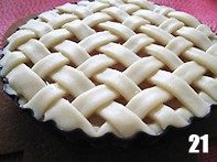 西式甜品店里少见的一种派【清香蜜瓜派】,用手指按压网格与派盘的交界处,使编织网格后多余的派皮掉落,并使网格与底部的派皮粘合起来。