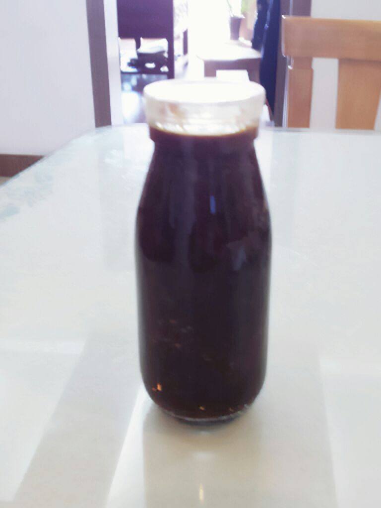 红糖姜茶,蒸完放冷后装瓶放冰箱里冷藏。每天早上挖一勺用开水冲泡。