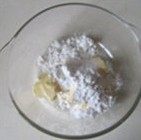 与咖啡很搭配的“水果闪电泡芙”,黄油中加入糖粉, 用电动搅拌器搅拌