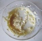 与咖啡很搭配的“水果闪电泡芙”,搅动成羽毛状,再加入牛奶、<a style='color:red;display:inline-block;' href='/shicai/ 893'>炼乳</a>等其他原材料