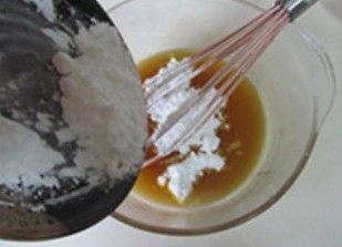 焦香酥脆酷似“罗马盾牌”的饼干 ,关火后,加入糖粉, 拌至糖化