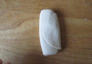 层层酥脆的极致诱惑---栗香梅花酥 ,将横条转为竖条,将收口向上,压平