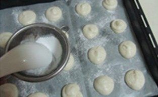 杏仁蛋白饼 ,在表面筛上些糖粉, 过五分钟再撒一次,放入烤箱中烘烤