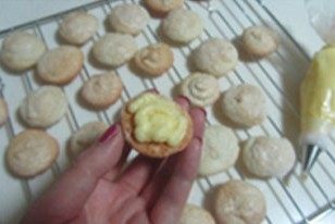 杏仁蛋白饼 ,等饼干凉后,在一片上涂抹适量的奶油糖霜,再盖上另一片饼干