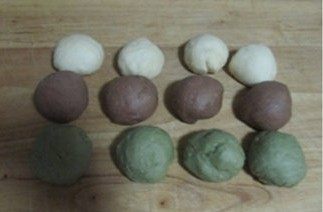 松软有料的三色面包 ,将发酵好的三种面团分别分成四个小面团,滚圆
