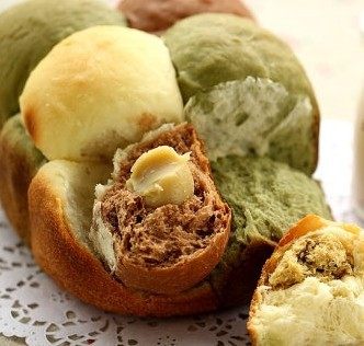松软有料的三色面包 ,想吃什么味道自己掰呀。