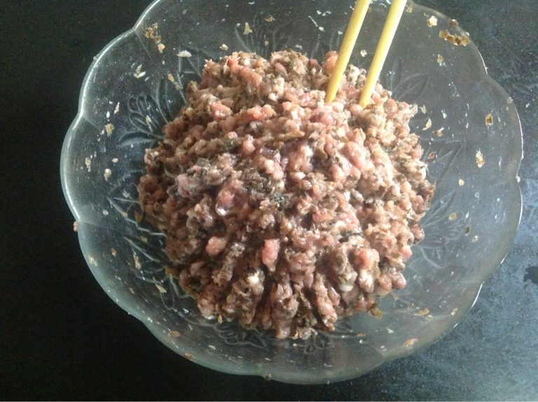 陈教授的梅干菜肉饼,<a style='color:red;display:inline-block;' href='/shicai/ 707'>梅干菜</a>洗干净,济水,切碎。
