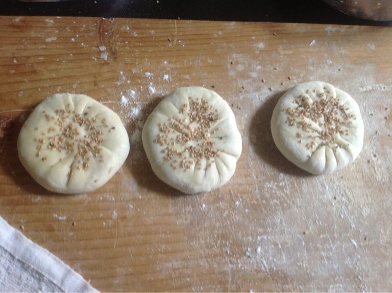 陈教授的梅干菜肉饼,面团分16个剂子,包成包子,压扁。刷上蜂蜜。
