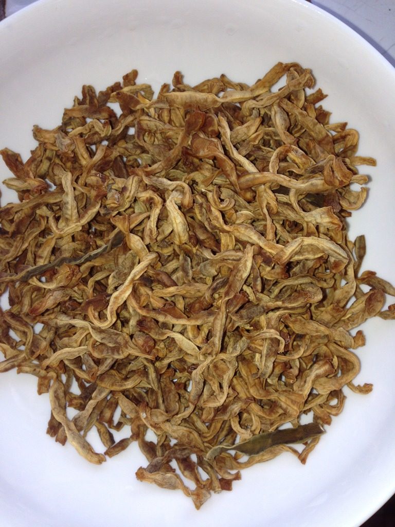 五花肉蒸干豆角,<a style='color:red;display:inline-block;' href='/shicai/ 6246'>干豆角</a>洗净用水泡五到十分钟,喜欢吃有嚼头的就洗干净不用泡。
