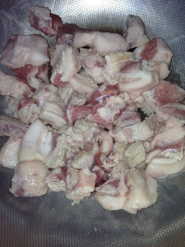 五花肉蒸干豆角,五花肉切块，入锅中小火煸炒至出油，再放入盐，<a style='color:red;display:inline-block;' href='/shicai/ 692'>酱油</a>，<a style='color:red;display:inline-block;' href='/shicai/ 2795'>蒜头</a>，一点<a style='color:red;display:inline-block;' href='/shicai/ 10588'>糖</a>，放了<a style='color:red;display:inline-block;' href='/shicai/ 10588'>糖</a>就不需要再放鸡精。