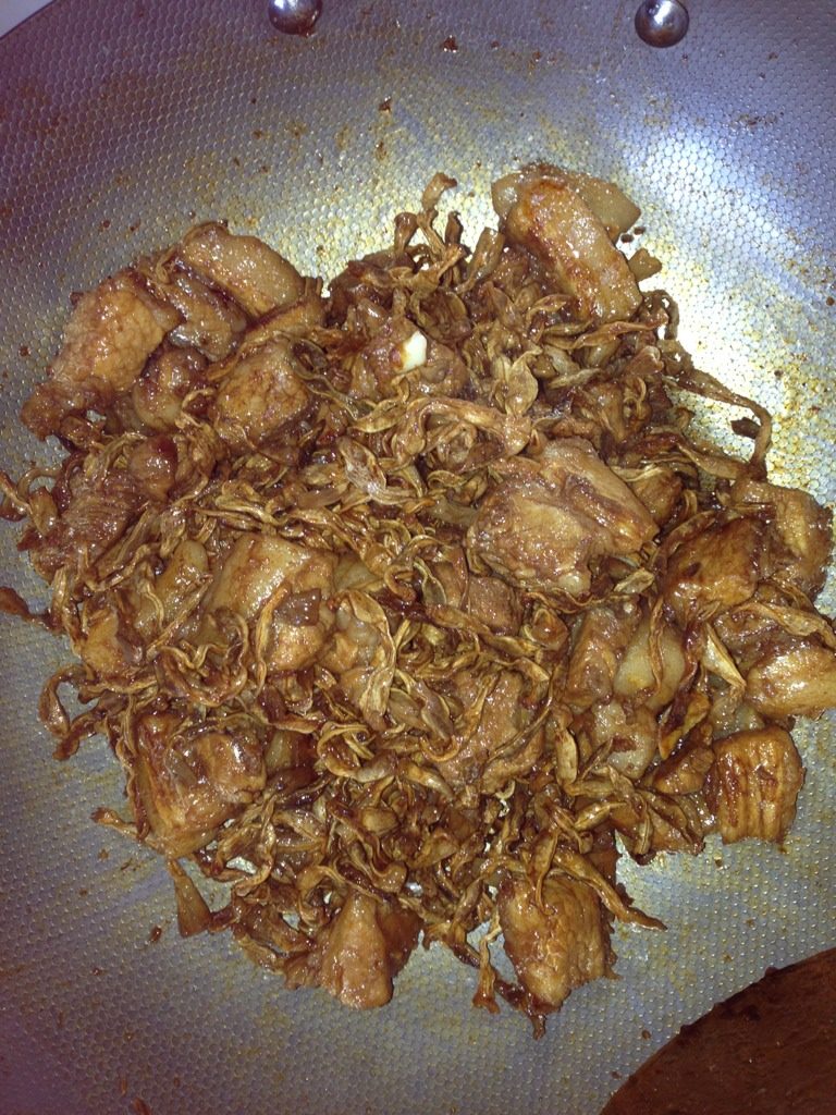 五花肉蒸干豆角,再将干豆角下锅一起中小火翻炒均匀