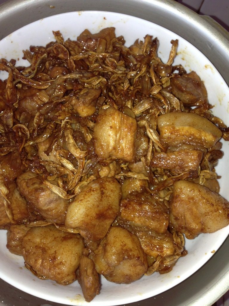 五花肉蒸干豆角,将翻炒均匀的五花肉和干豆角盛入蒸碗中,隔水蒸,高压锅排气后转小火,蒸一个小时即可。想肉更烂可蒸的时间加长。