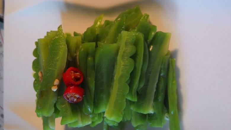 辣拌苦瓜,先将苦瓜对半切开～去除苦瓜籽～切成大小适中的段～在将每段改成小薄条～