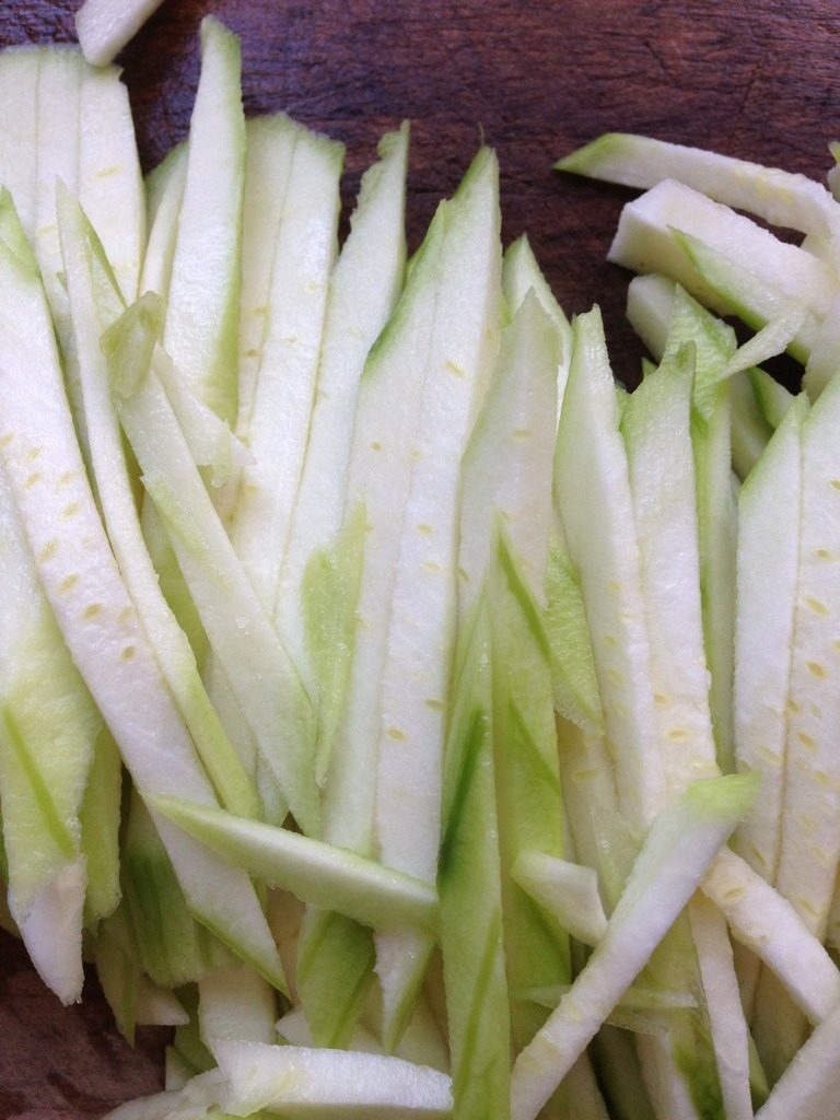 丝瓜鸡蛋汤,丝瓜去皮切条