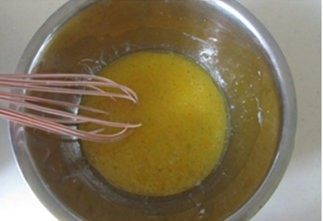 爆红的甜品---盆栽芝士蛋糕,将蛋黄混合液搅拌均匀;