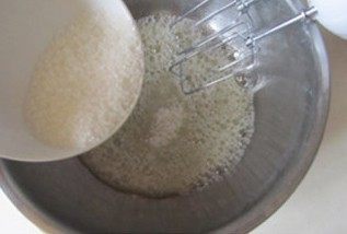 爆红的甜品---盆栽芝士蛋糕,将蛋清打起搅拌后加入另外60克糖的三分之一; 分三次加入糖,打发蛋白;