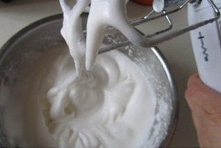 爆红的甜品---盆栽芝士蛋糕,直到打发好的蛋清能竖立起小三角;