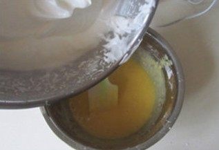 爆红的甜品---盆栽芝士蛋糕,将打发好的蛋清的三分之一倒入混合好的蛋黄液中,将它们搅拌均匀;