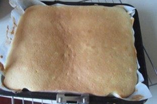 爆红的甜品---盆栽芝士蛋糕,烤好后拿出来倒扣,稍凉后揭去烘烤布;