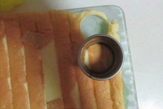 爆红的甜品---盆栽芝士蛋糕,按花盆的底部取大小直径的蛋糕;