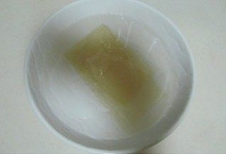 爆红的甜品---盆栽芝士蛋糕,吉利丁片冷水泡软;