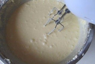 重口味来袭----榴莲芝士蛋糕,加入过筛的面粉, 搅拌均匀;