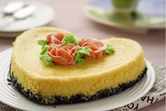 重口味来袭----榴莲芝士蛋糕,将奶油糖霜玫瑰花放在蛋糕上, 装饰蛋糕。